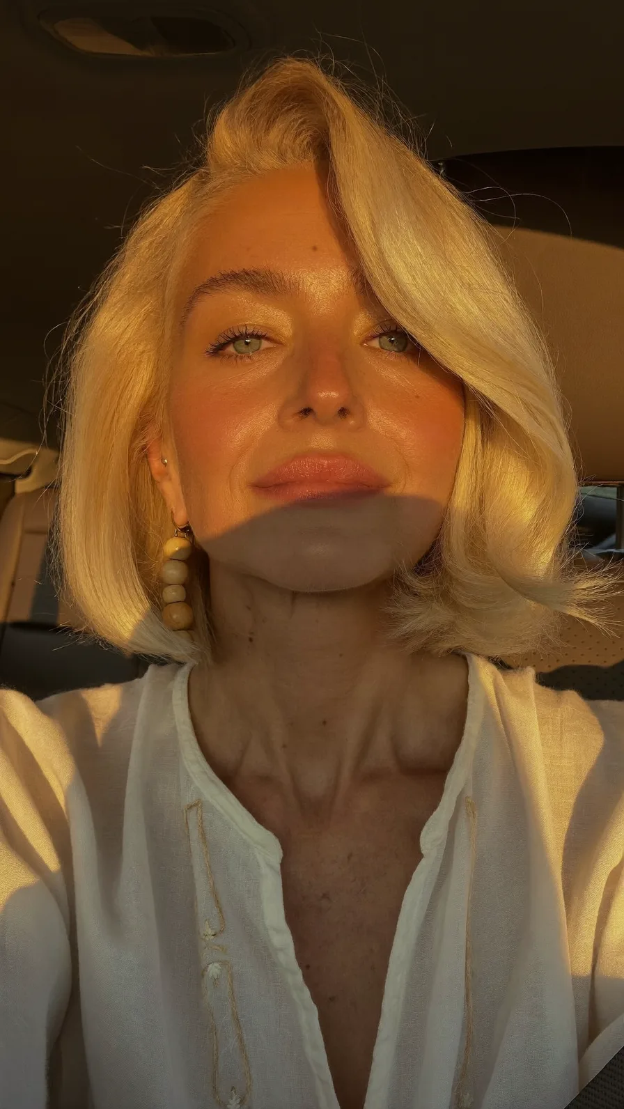Elegant Chin-Length Platinum Blonde Classic Bob Hairstyle