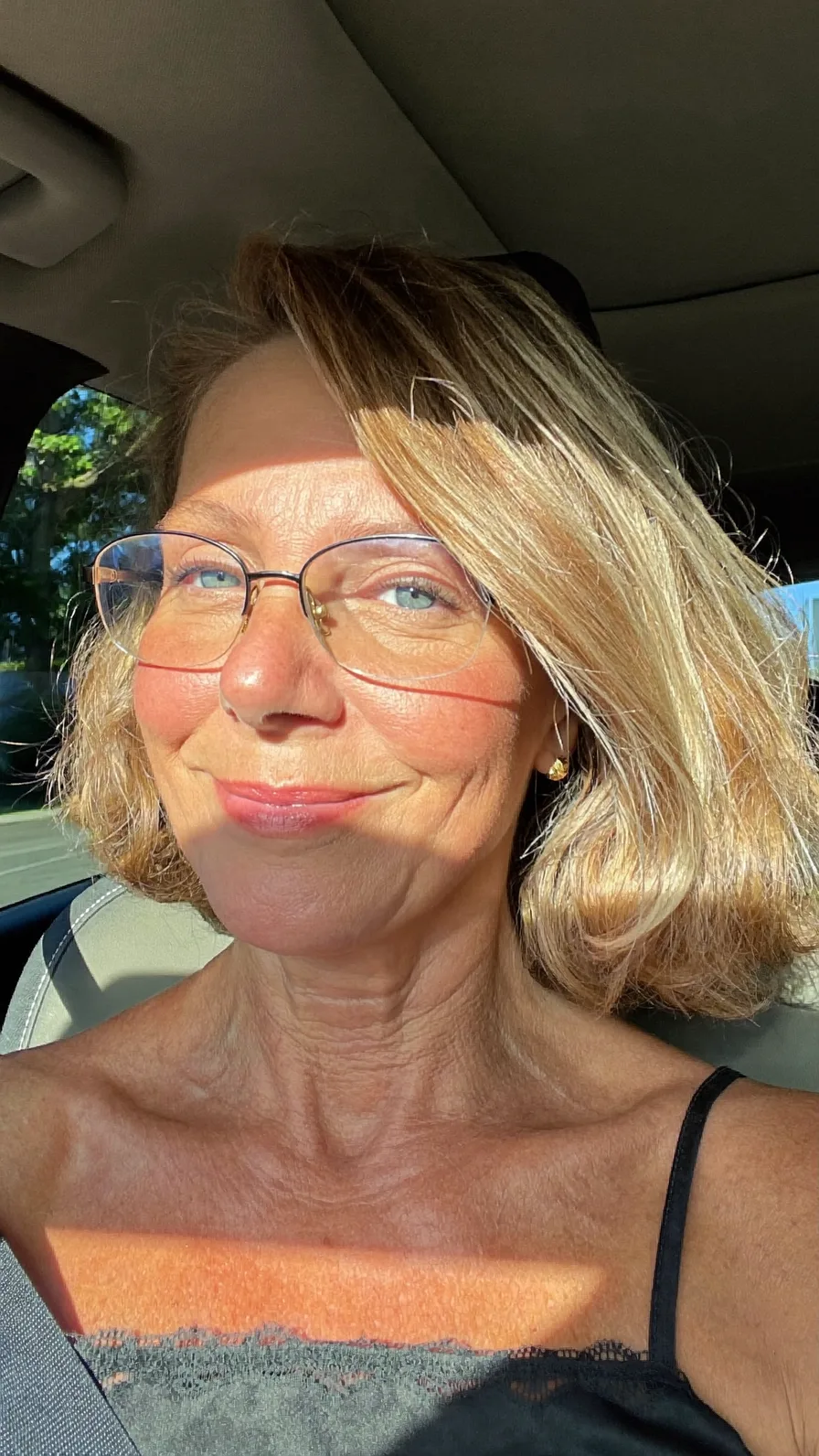 Classic Warm Honey Blonde Shoulder-Length Lob with Highlights