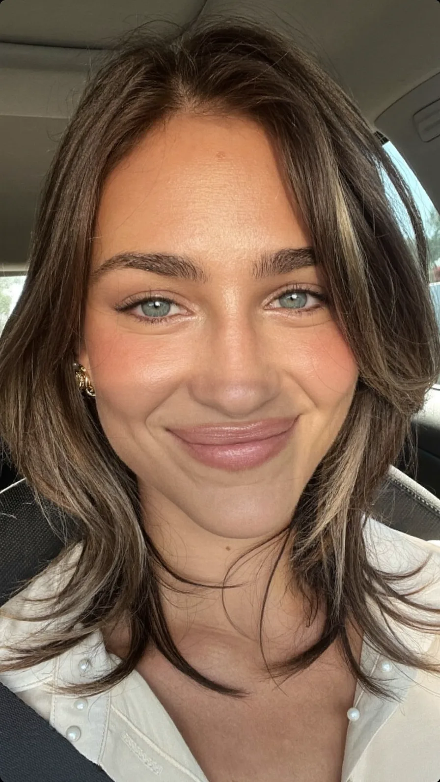 Effortless Layered Lob with Subtle Face-Framing Highlights