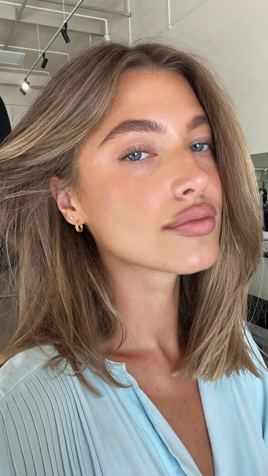 Modern Shoulder-Length Warm Ash Brown Layered Hairstyle