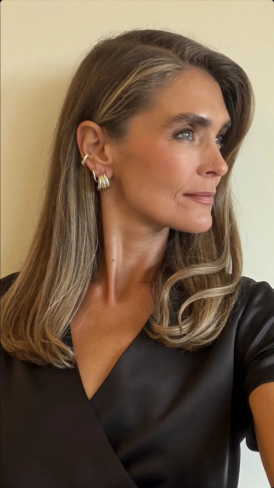 Elegant Shoulder-Length Layered Hairstyle with Soft Side-Swept Bangs