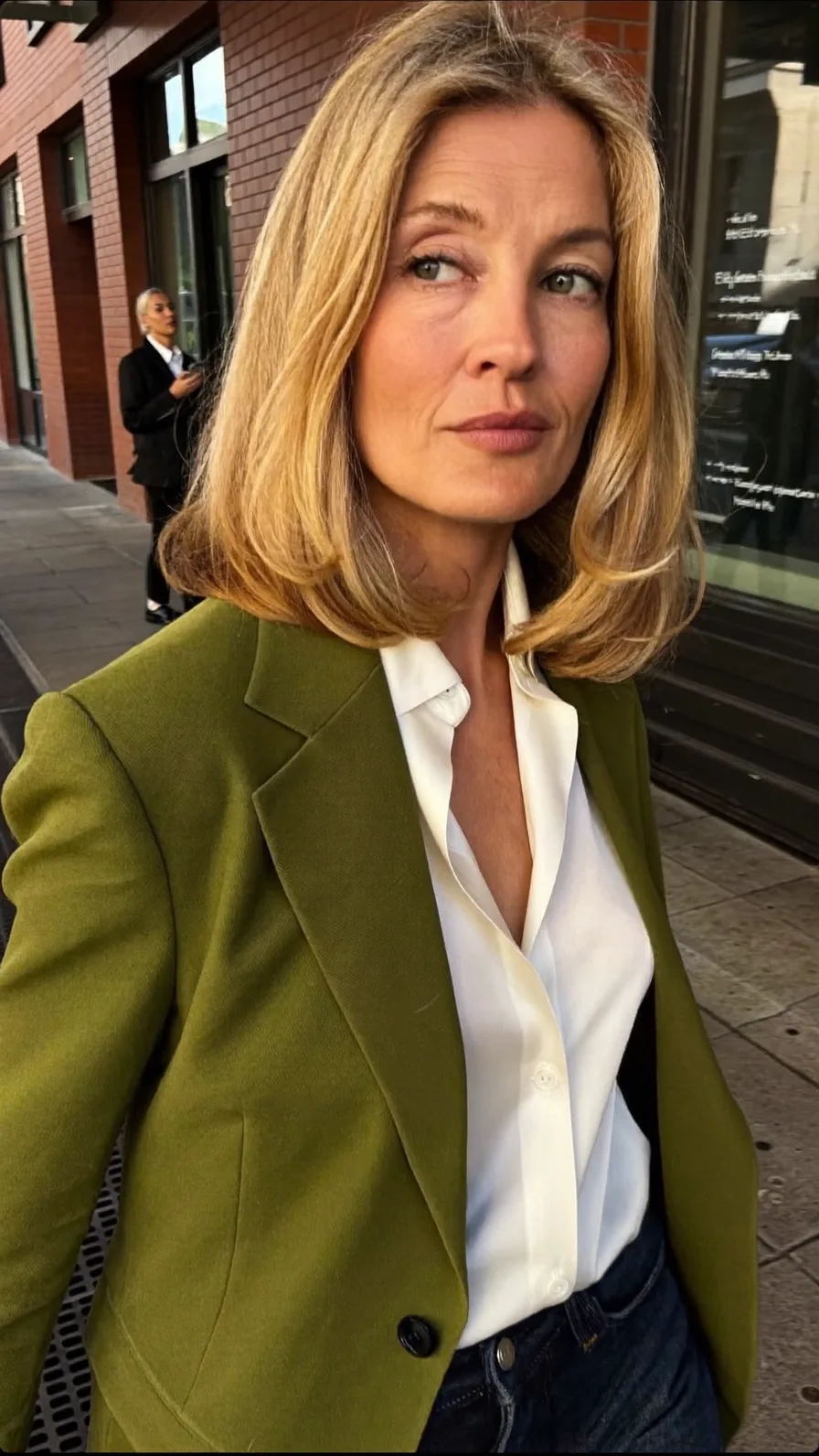 Classic Blunt Bob with Subtle Flicked Ends and Balayage Highlights