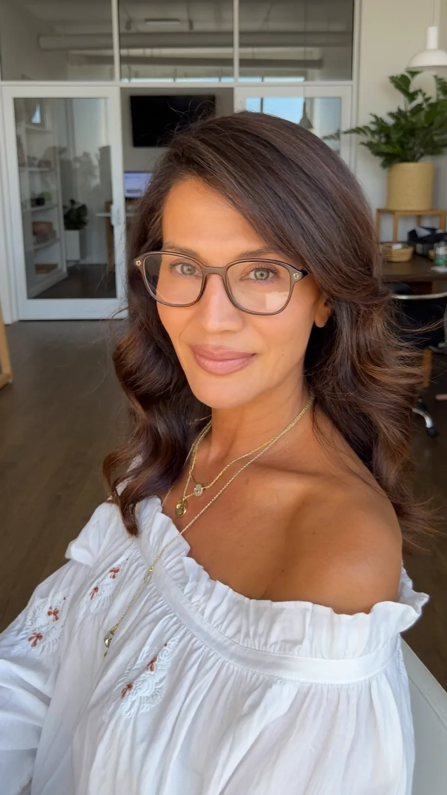 Voluminous Side-Swept Layered Shoulder-Length Wavy Hairstyle