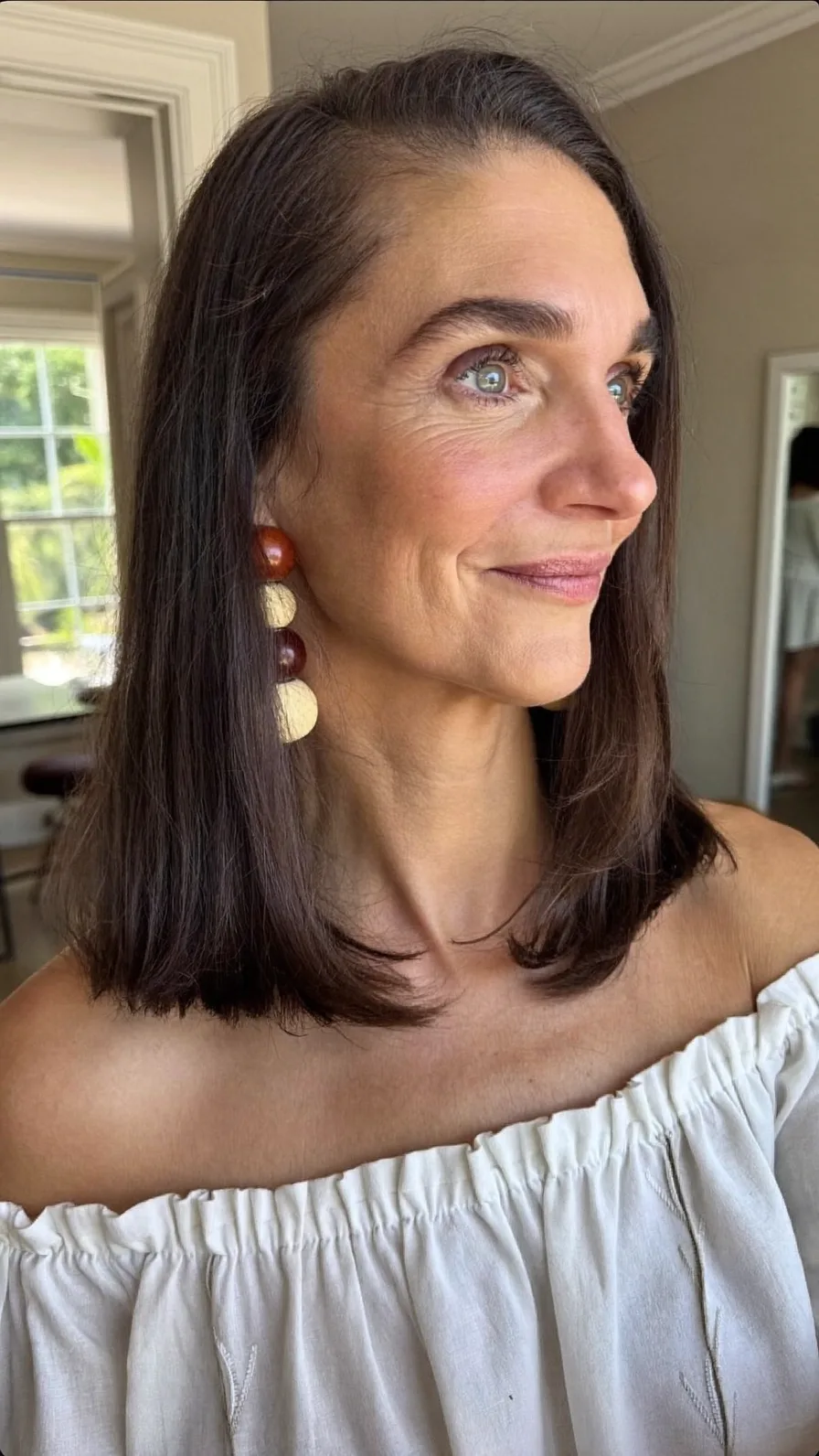 Elegant Shoulder-Length Dark Brown Long Layers Hairstyle