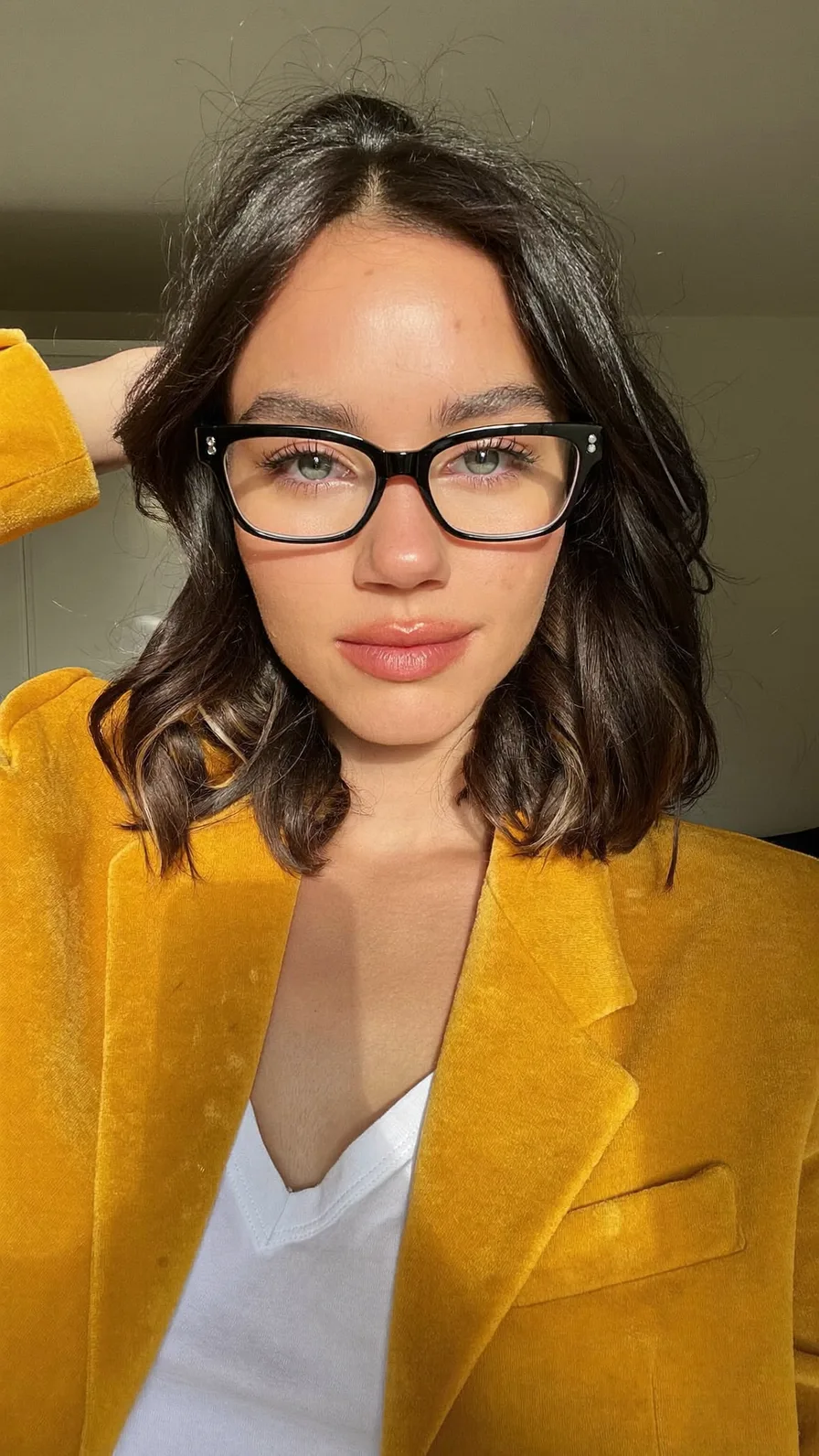 Modern Layered Shoulder-Length Lob with Soft Balayage Highlights