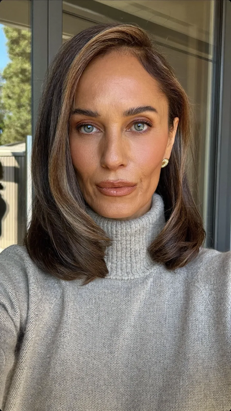 Elegant Shoulder-Length Dark Brown Hair with Honey Blonde Highlights