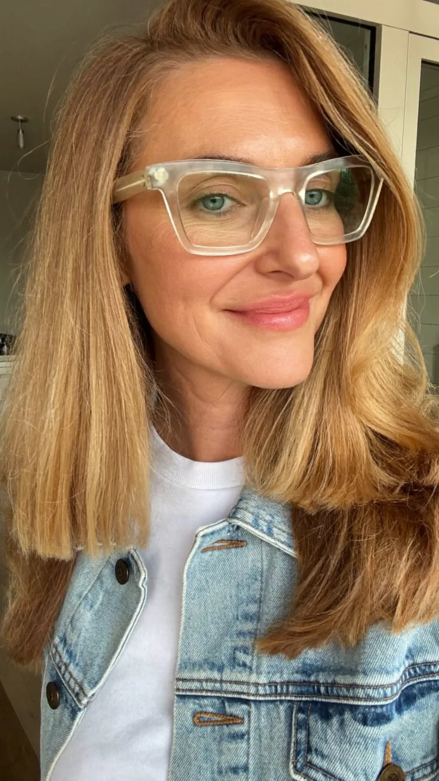 Soft Shoulder-Length Honey Blonde with Long Layered Texture