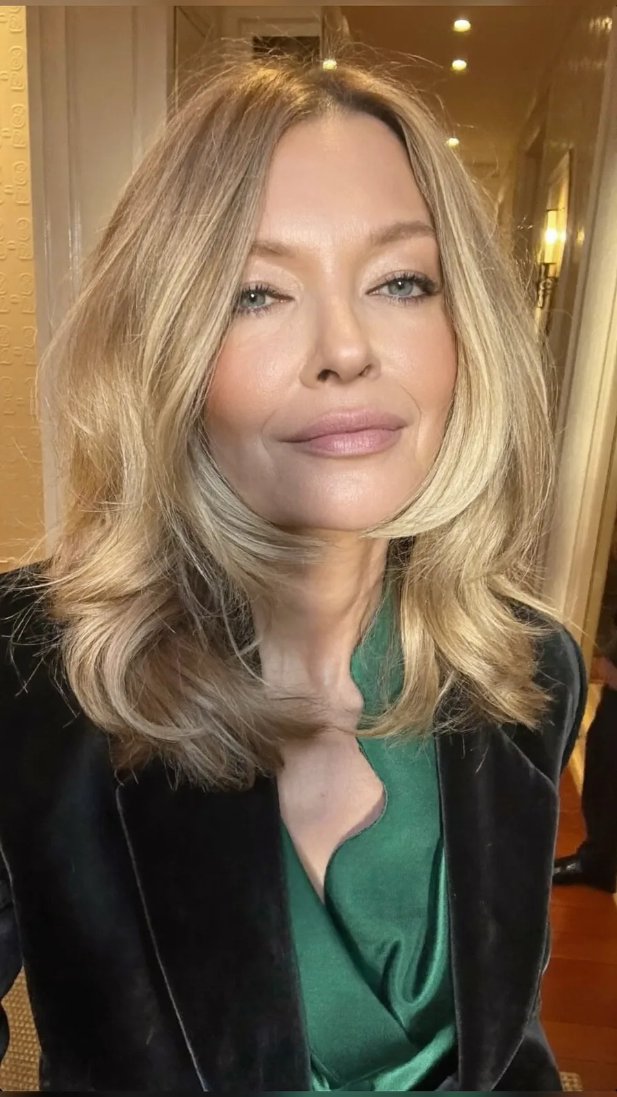 Elegant Shoulder-Length Layered Blonde Hairstyle with Feathered Ends