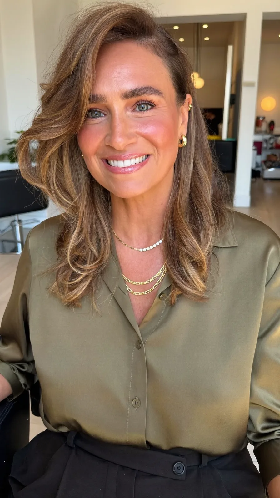 Elegant Shoulder-Length Caramel Brown Wavy Layered Hairstyle