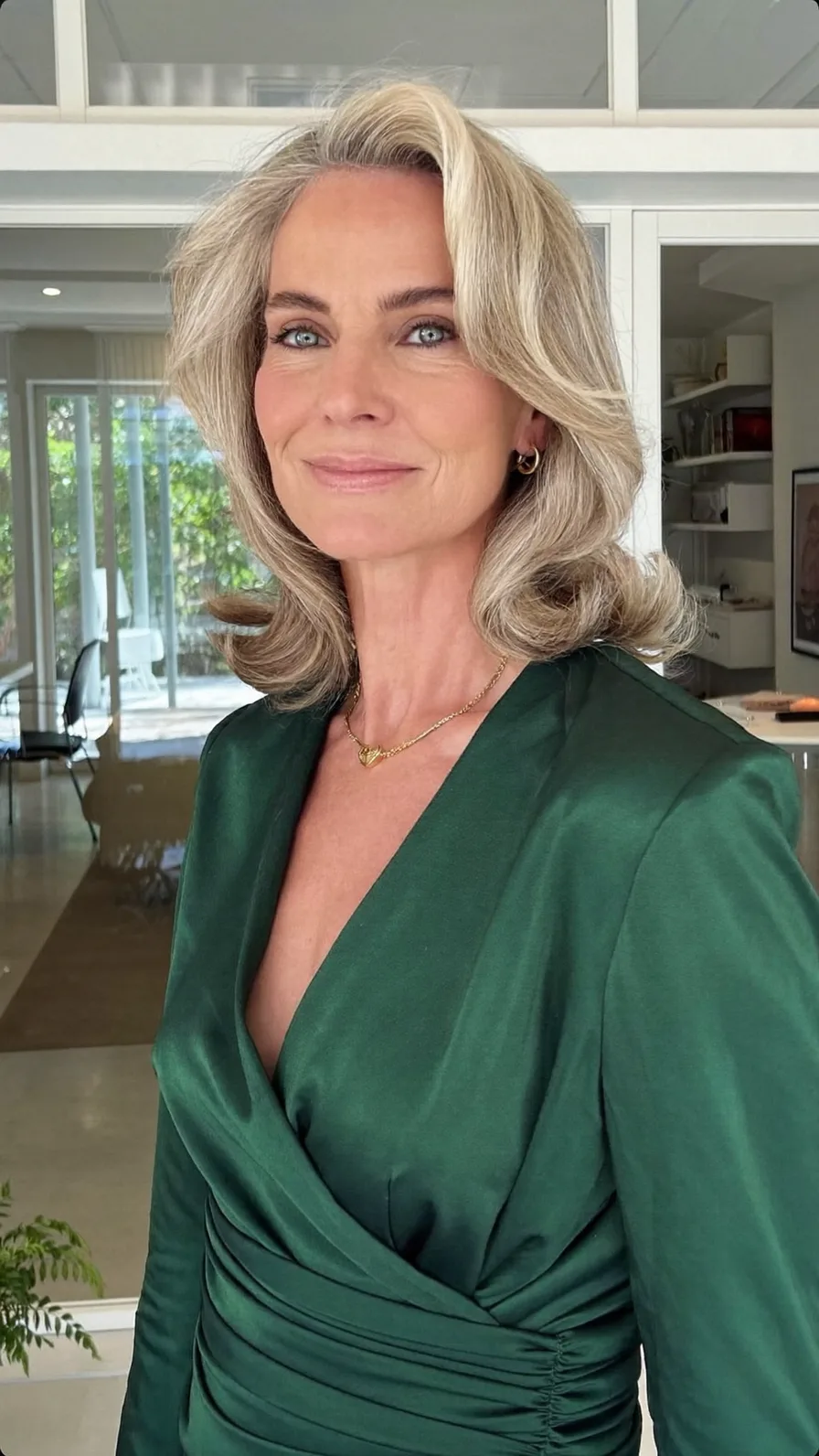 Elegant Shoulder-Length Platinum Blonde Flipped-Layered Haircut