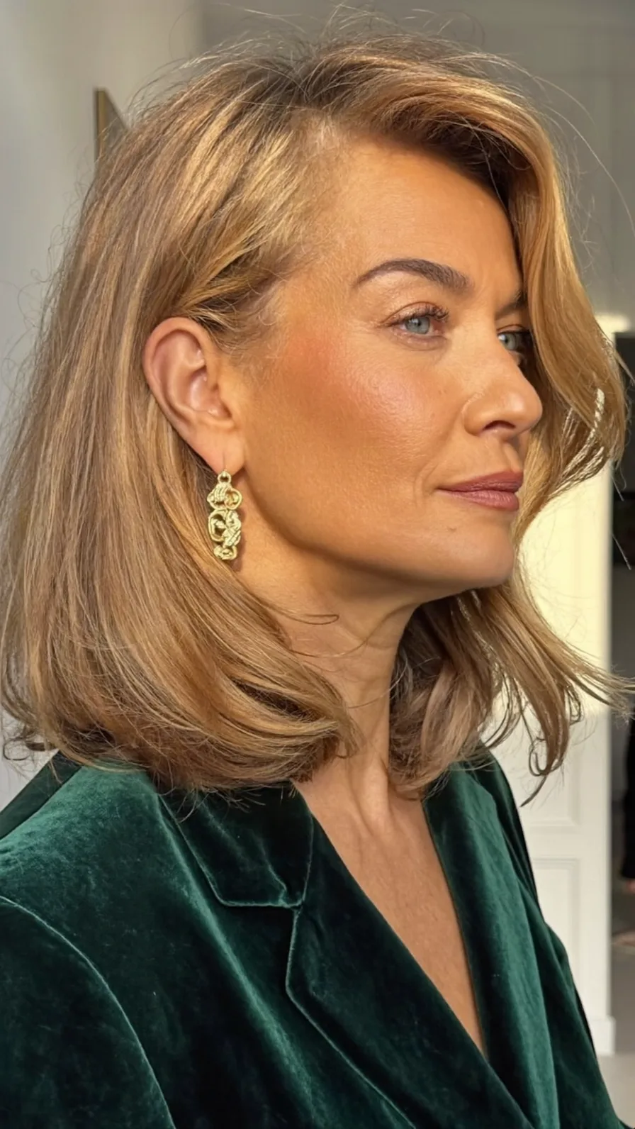 Elegant Shoulder-Length Blunt Bob with Subtle Flicked Ends