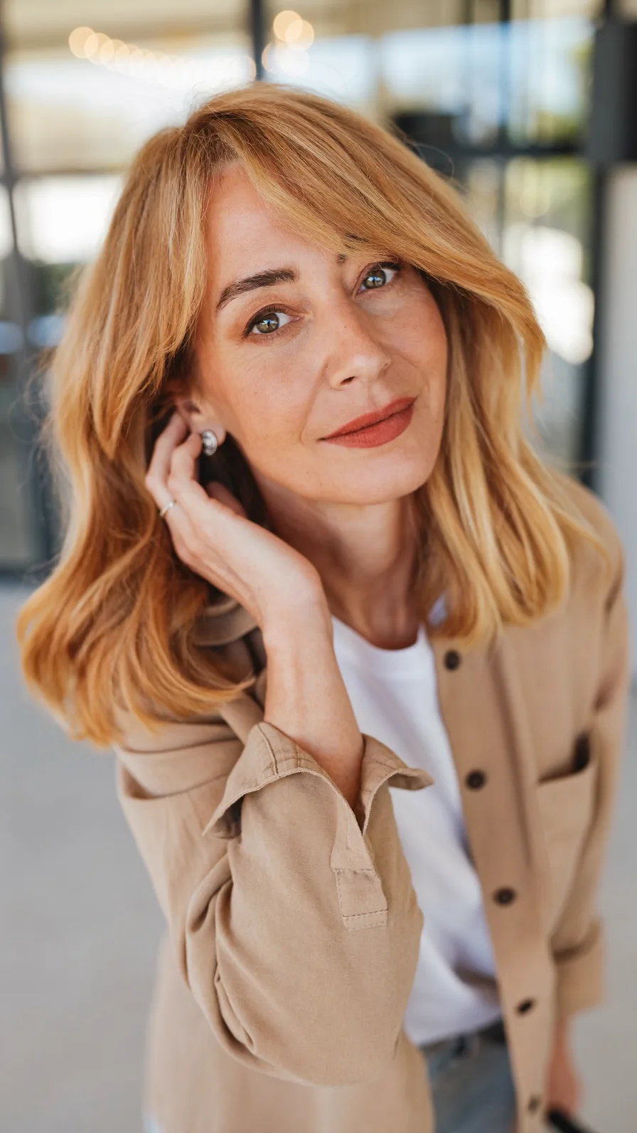 Classic Shoulder-Length Blonde Hairstyle with Flowing Long Layers