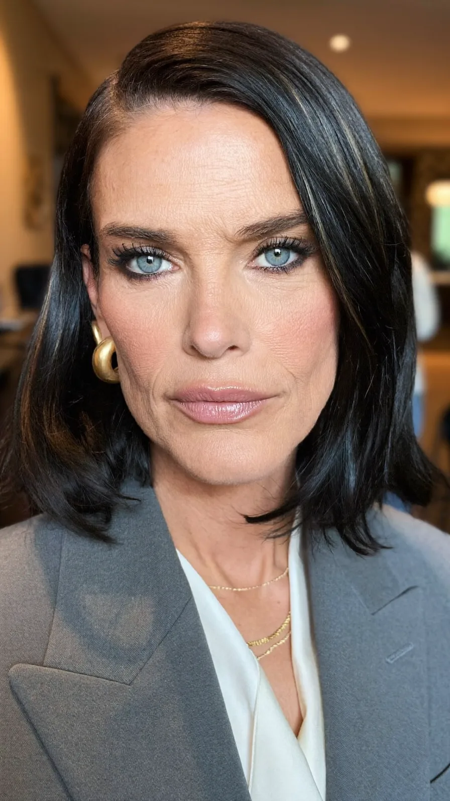 Sleek Shoulder-Length Blunt Cut with Subtle Highlights