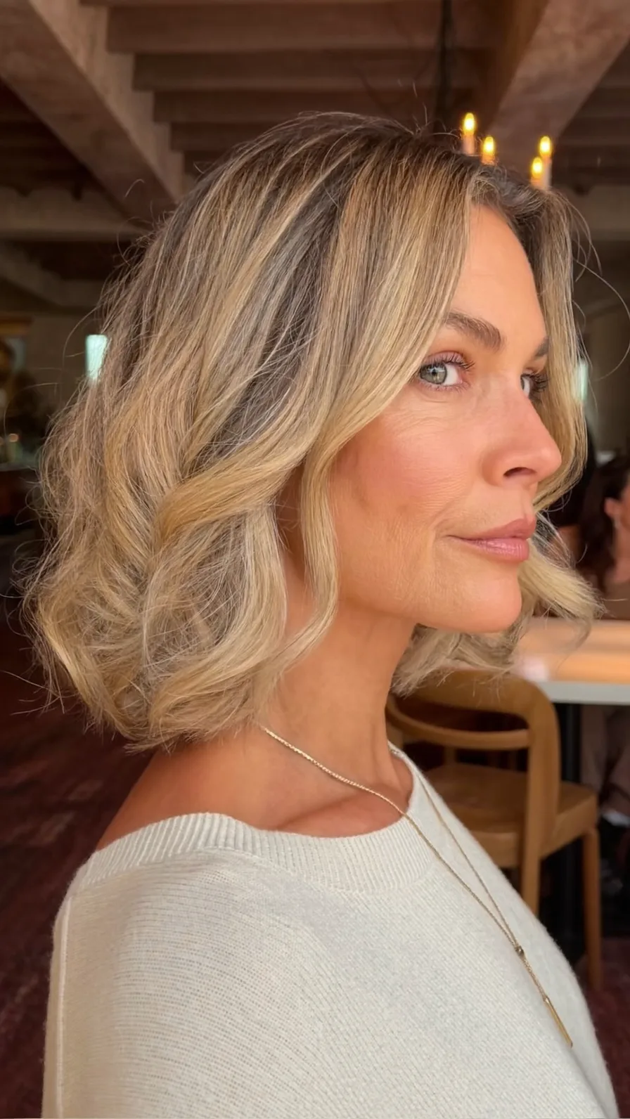 Elegant Shoulder-Length Honey Blonde Hair with Layered Soft Waves