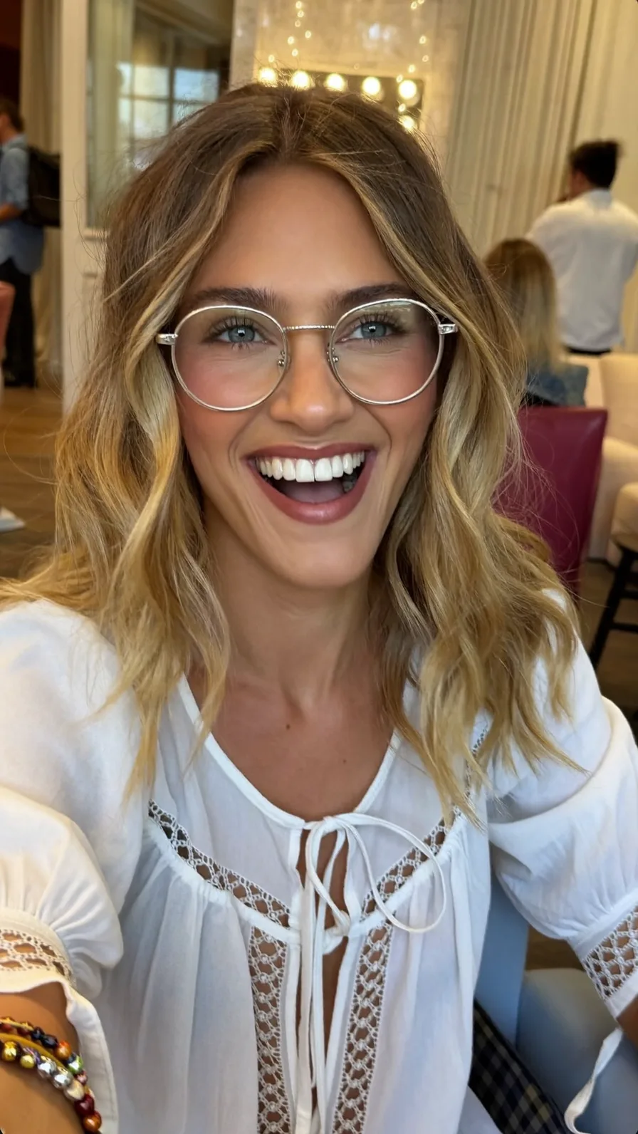 Modern Honey Blonde Wavy Shoulder-Length Hair with Long Layers