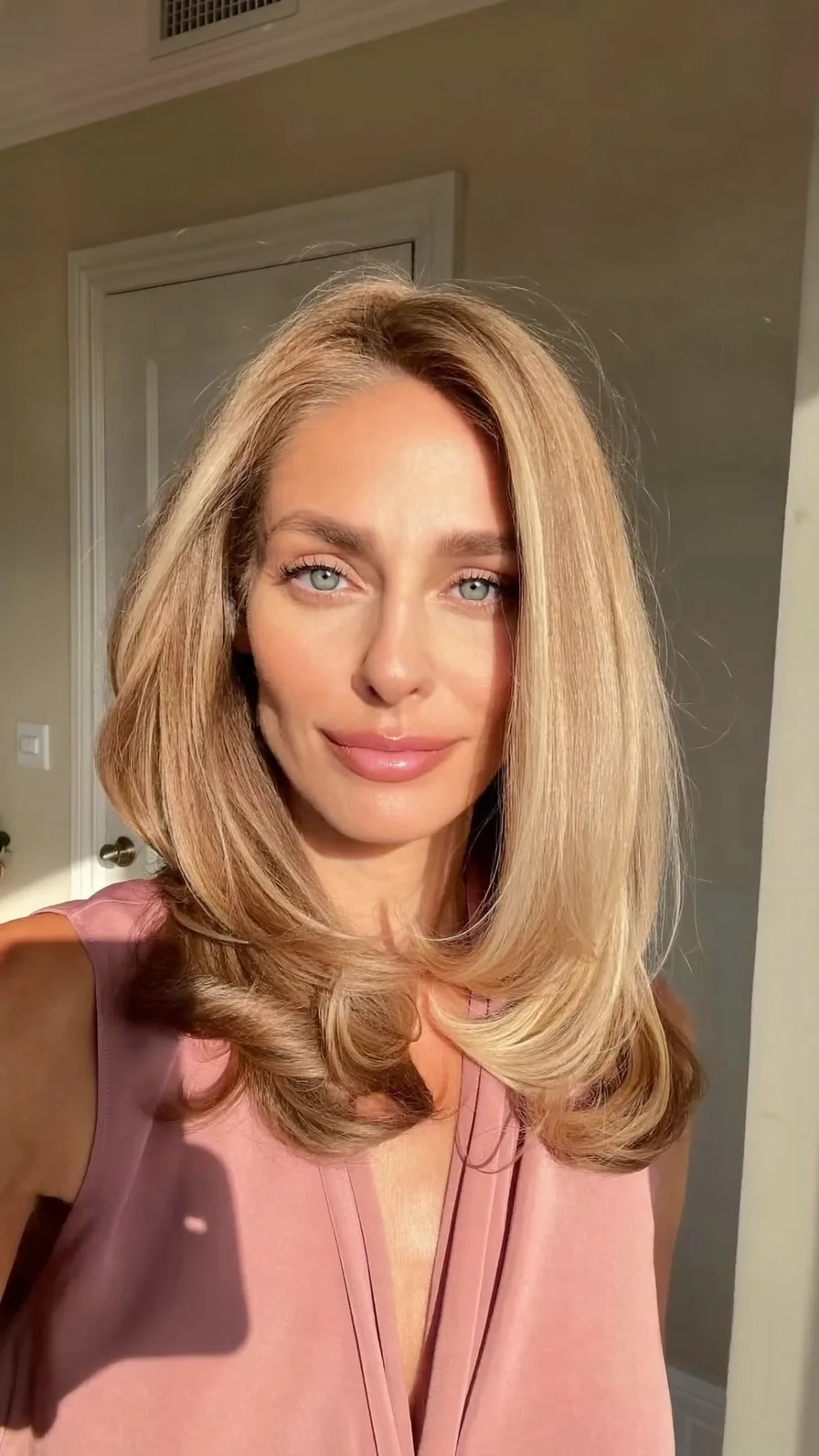 Elegant Shoulder-Length Honey Blonde Layered Haircut