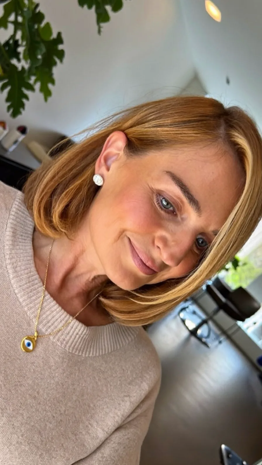 Elegant Shoulder-Length Honey Blonde Long Layered Hairstyle