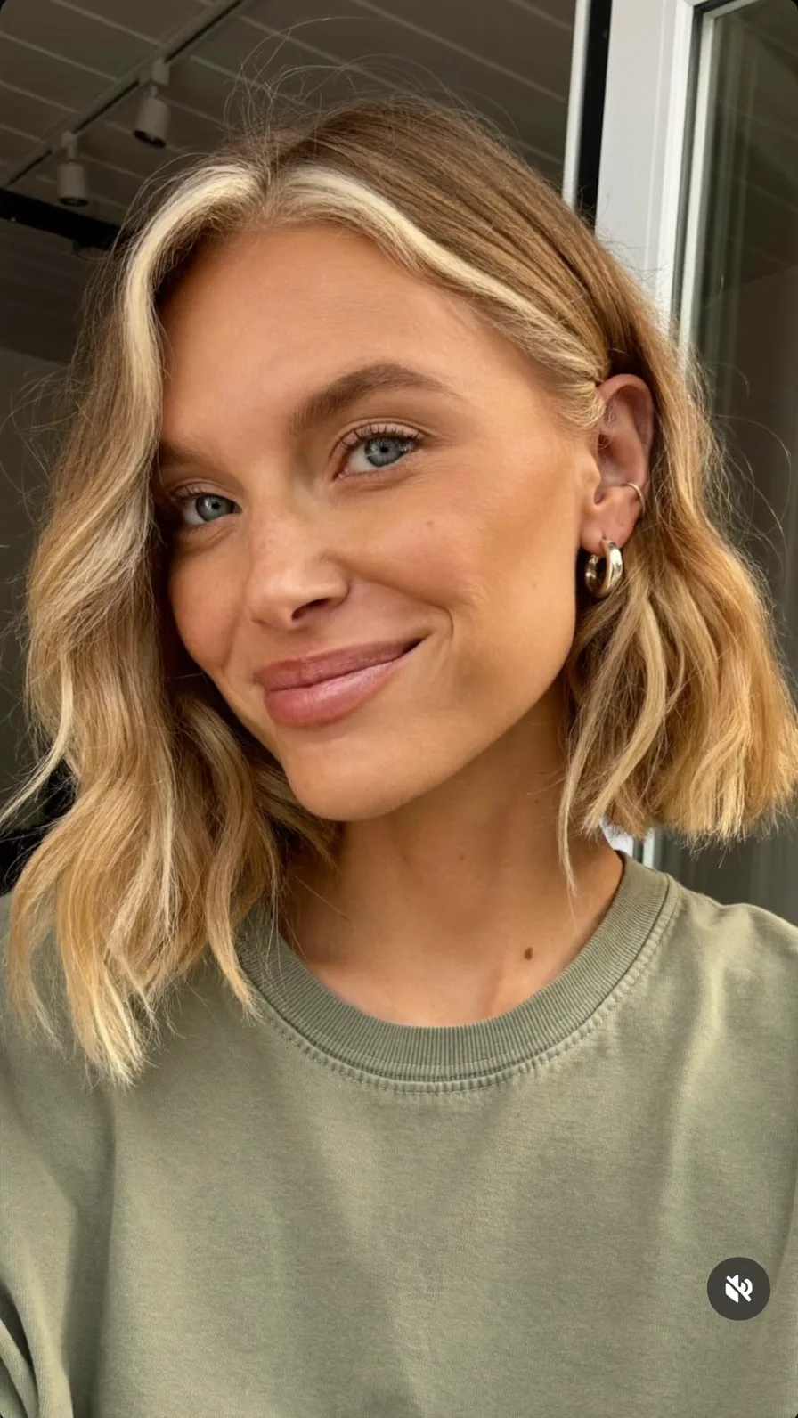 Shoulder-Length Blunt Bob with Bold Platinum Blonde Money Piece