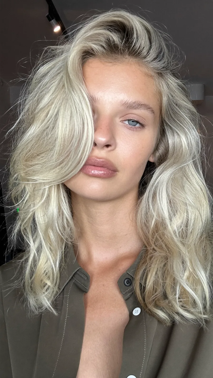 Voluminous Platinum Blonde Shoulder-Length Long Layered Waves