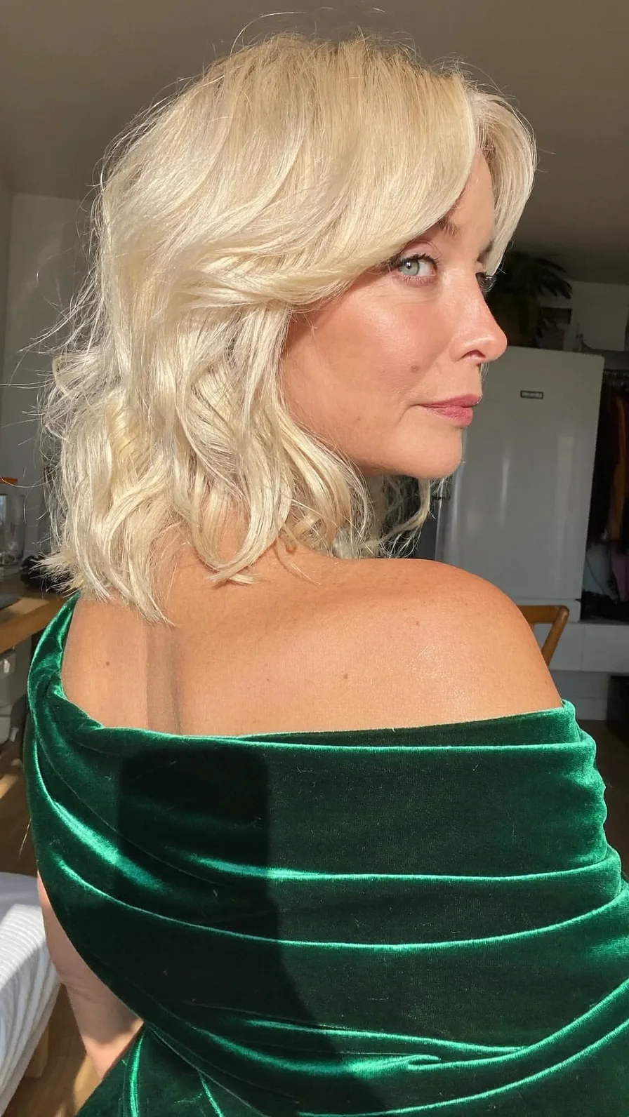 Elegant Shoulder-Length Icy Blonde Wavy Long Layers Style