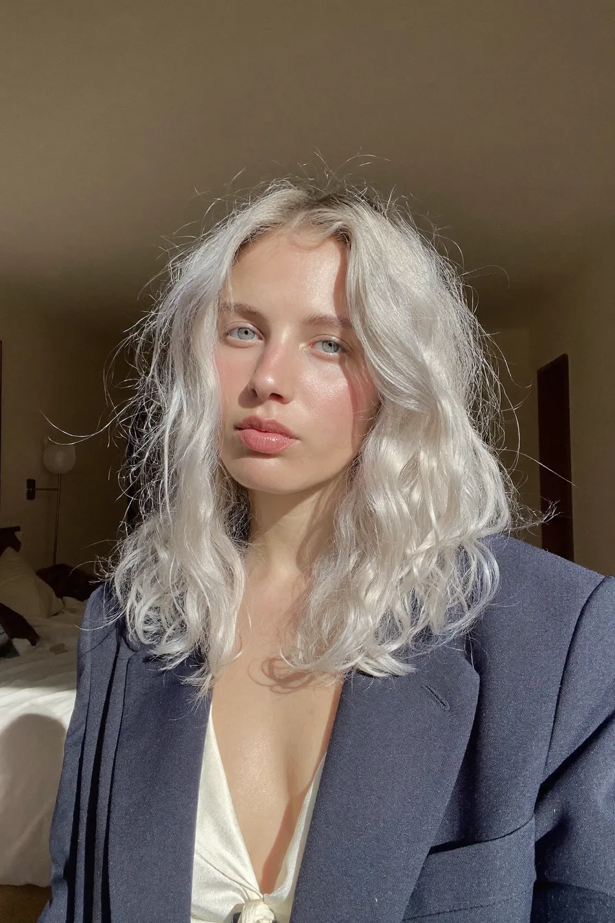 Modern Shoulder-Length Platinum Blonde Wavy Long Layers