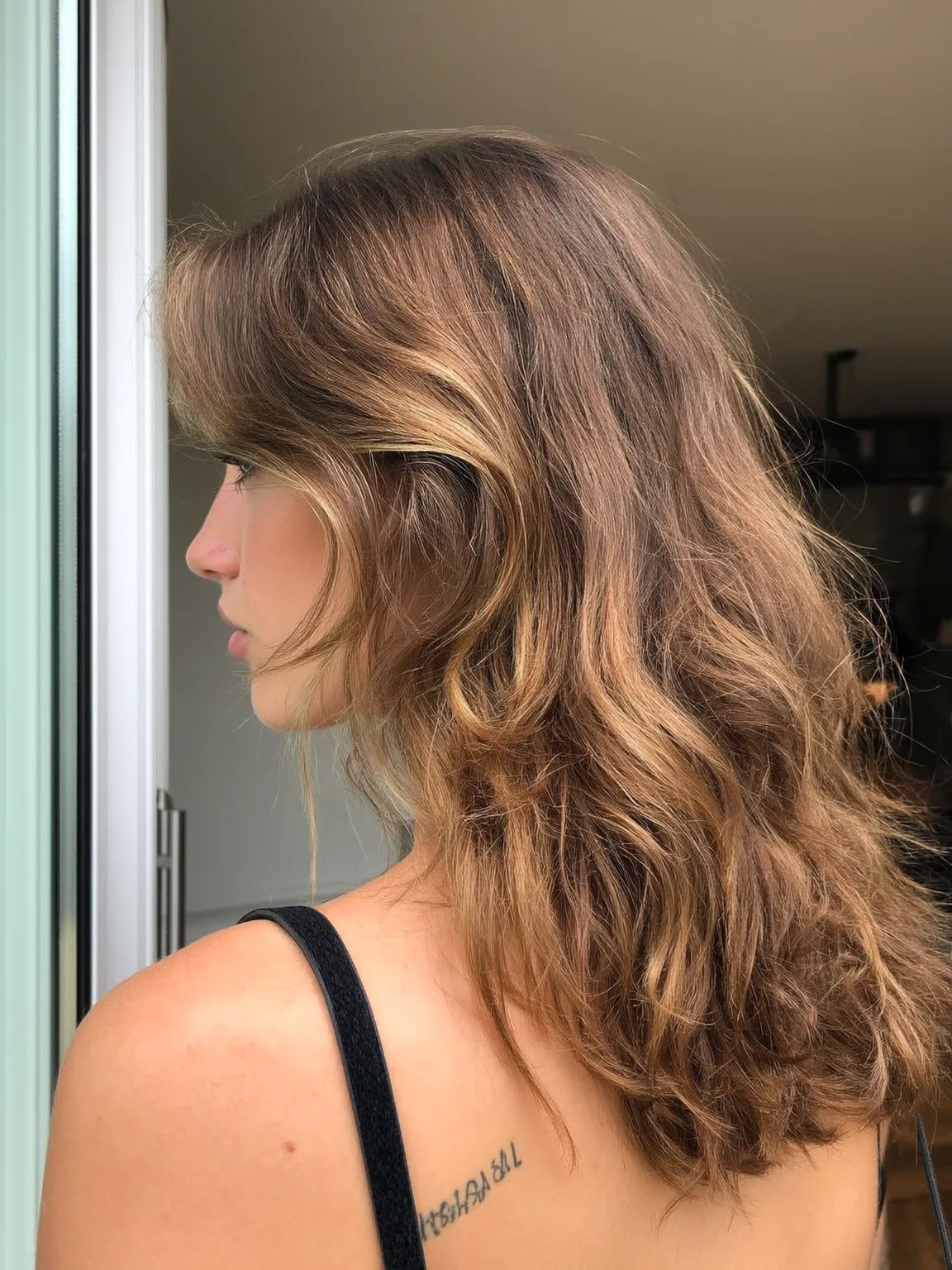 50 Effortlessly Glam Side-Swept Bangs on Wavy Hair for Natural Face Framing