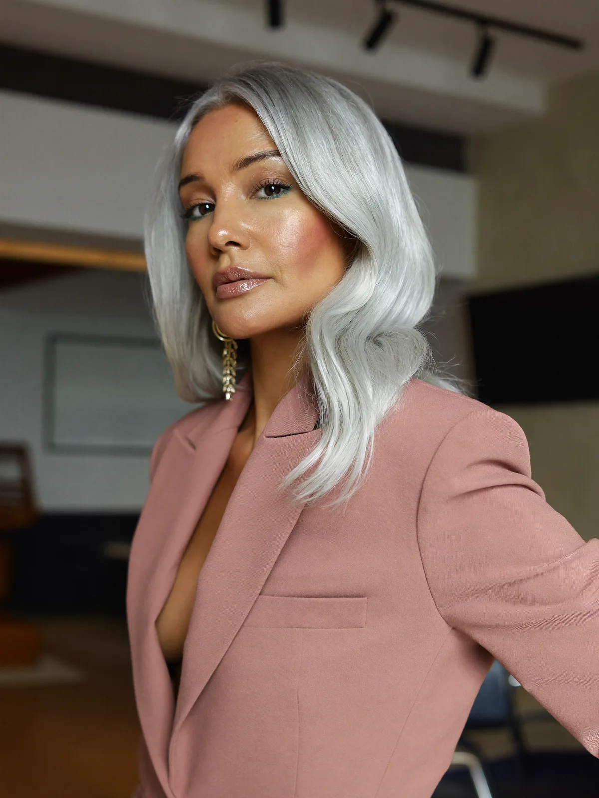 Soft Silver Frost Wavy Long Bob With Face-Framing Layers