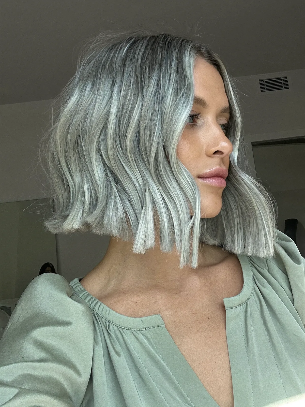 Chic Silver Frost Bob with Soft Natural Waves