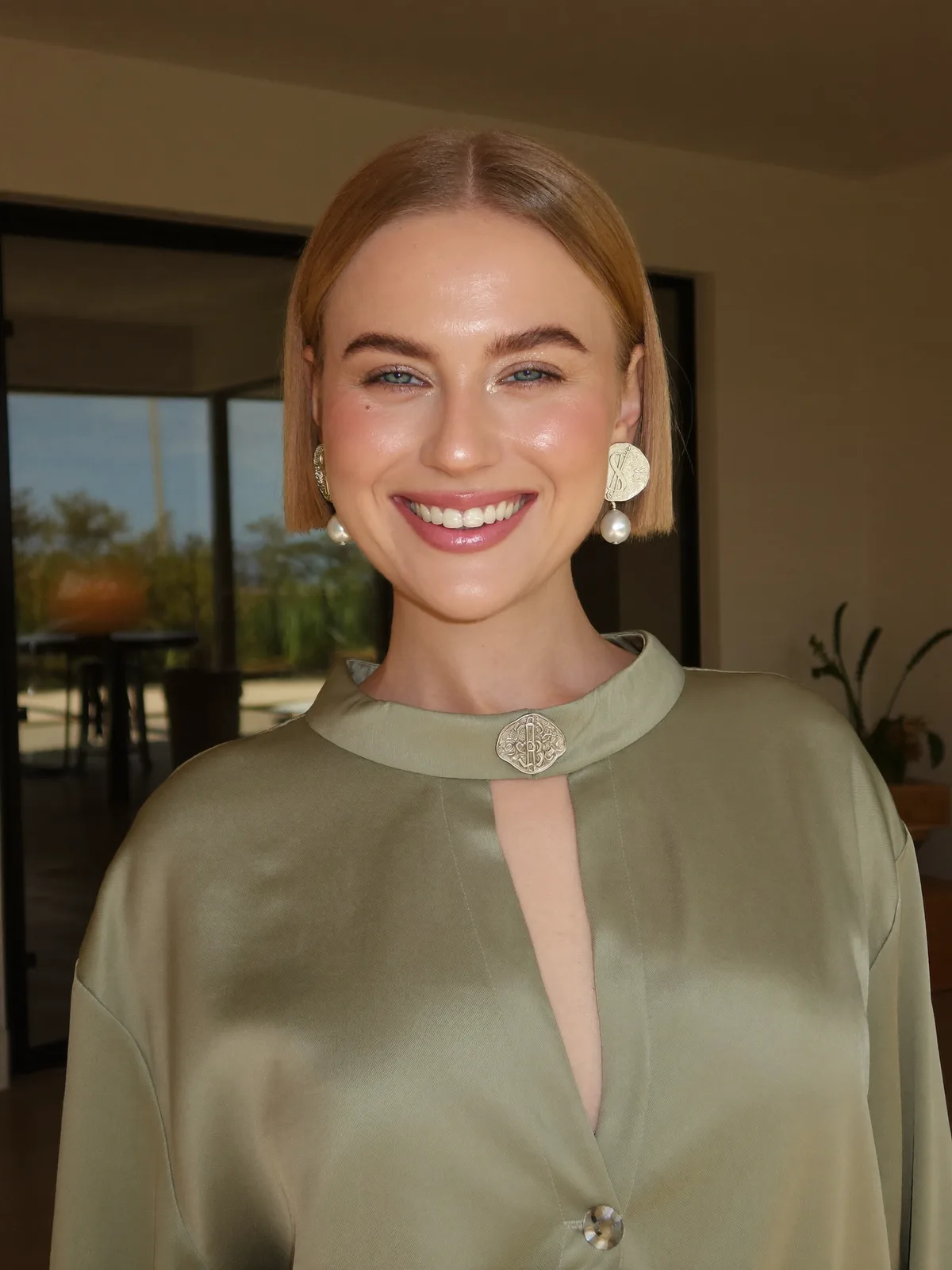 Champagne Silver Sleek Jaw-Length Bob with Center Part