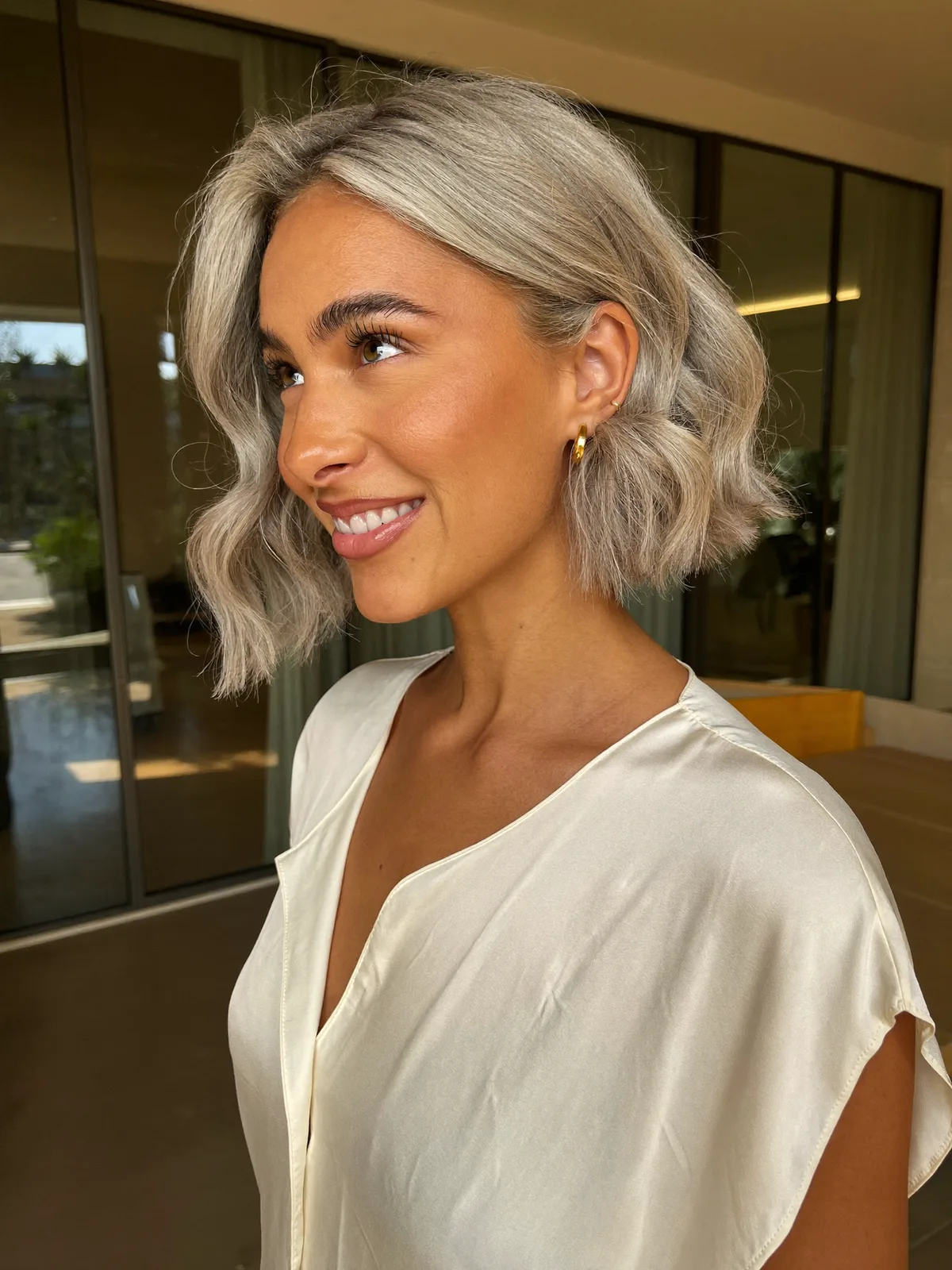 Effortless Silver Frost Wavy Jaw-Length Bob with Soft Texture