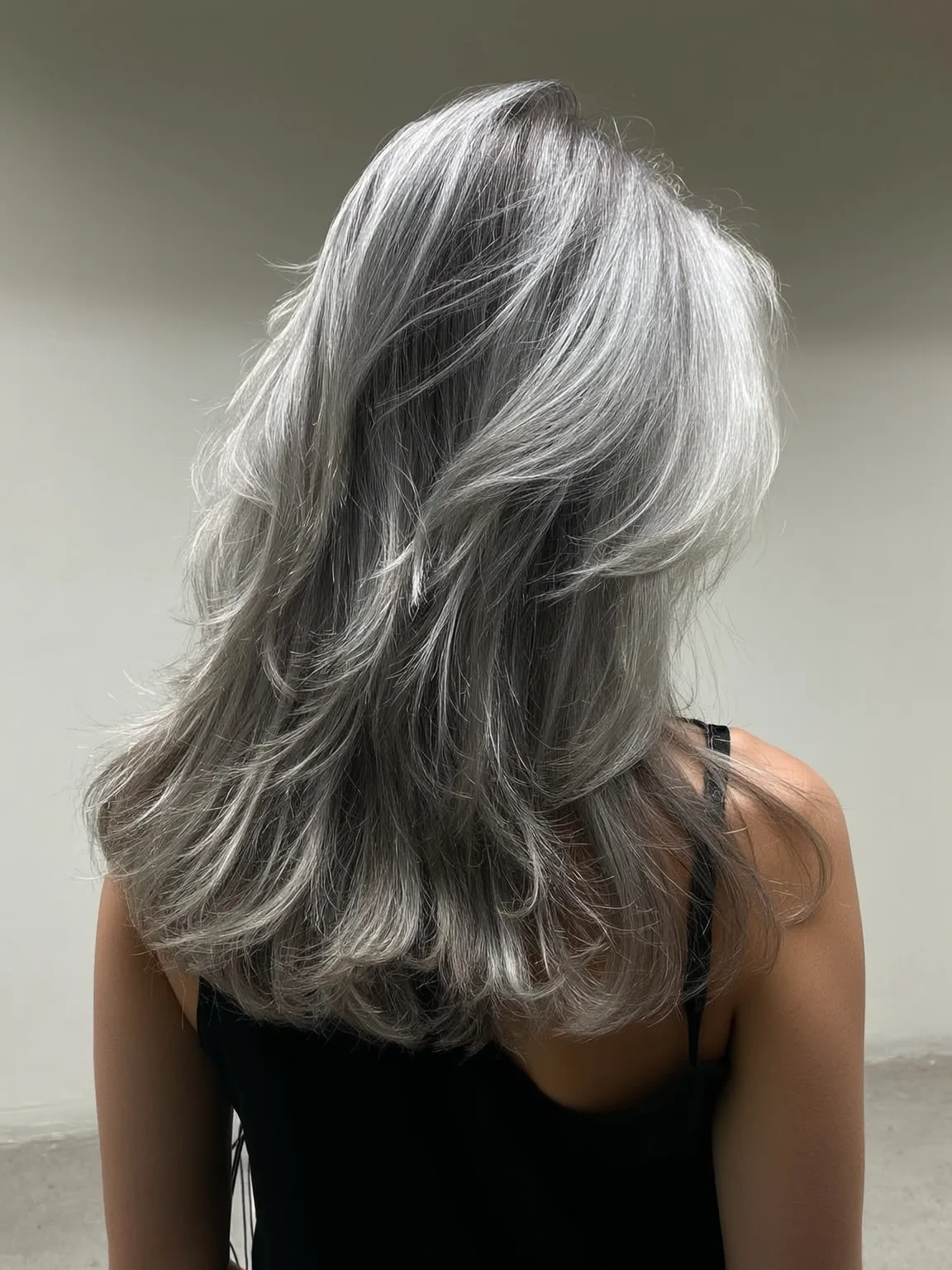Voluminous Wavy Medium Layers in Silver Frost