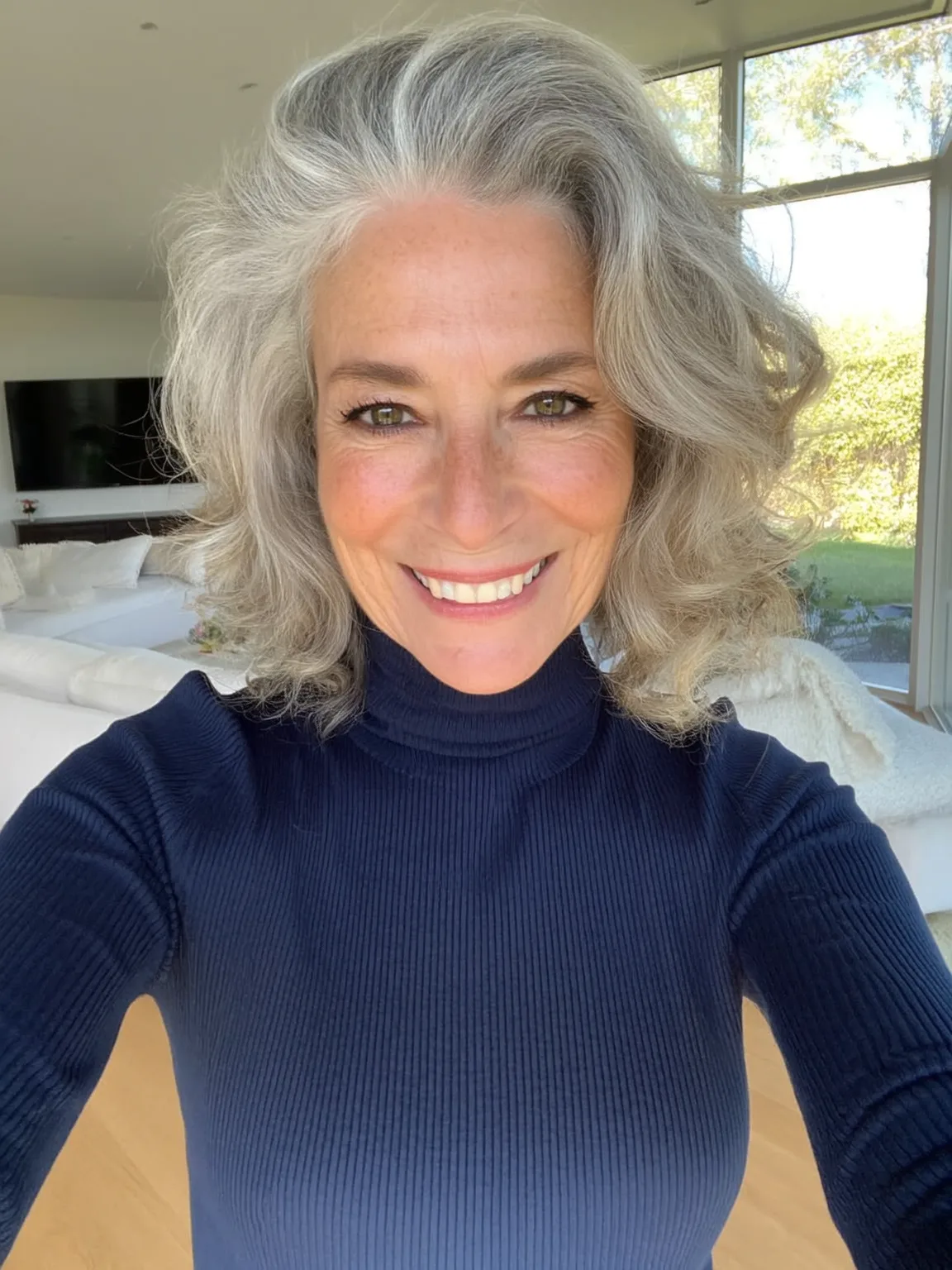 Voluminous Wavy Layers in Luminous Silver Frost