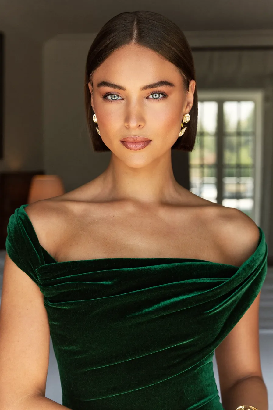 Sleek Center-Parted Straight Bob for a Polished Look
