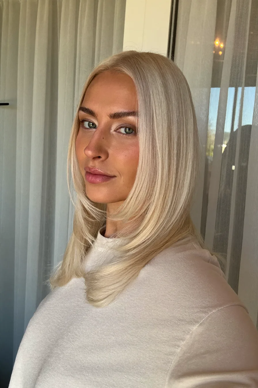 Sleek Platinum Straight Bob with Subtle Face-Framing Ends