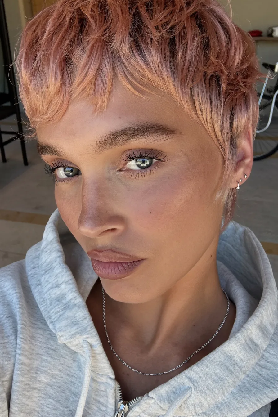 Textured Straight Pixie Bob with Soft Peach Tones