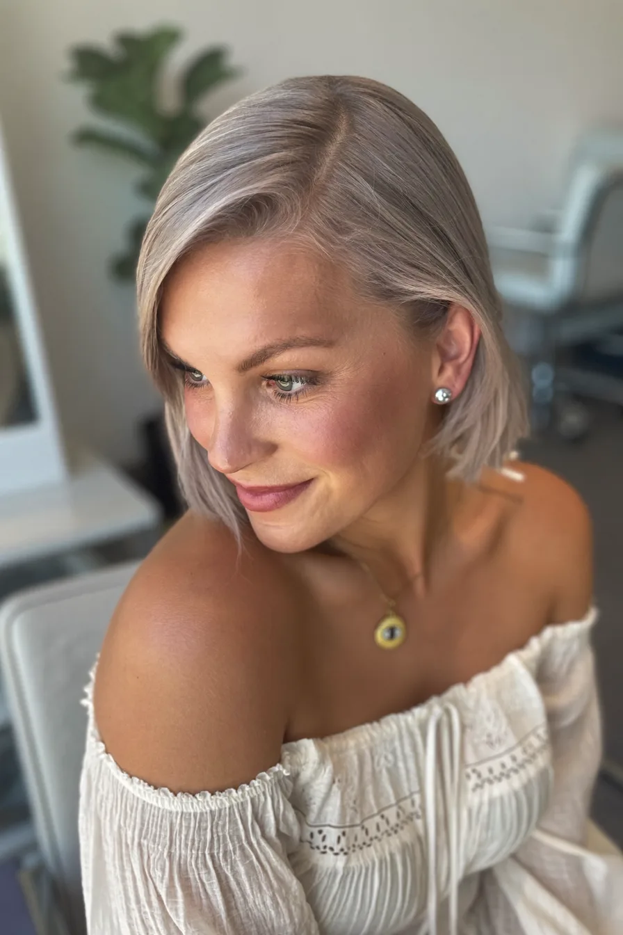 Chic Side-Parted Straight Bob for Effortless Sophistication