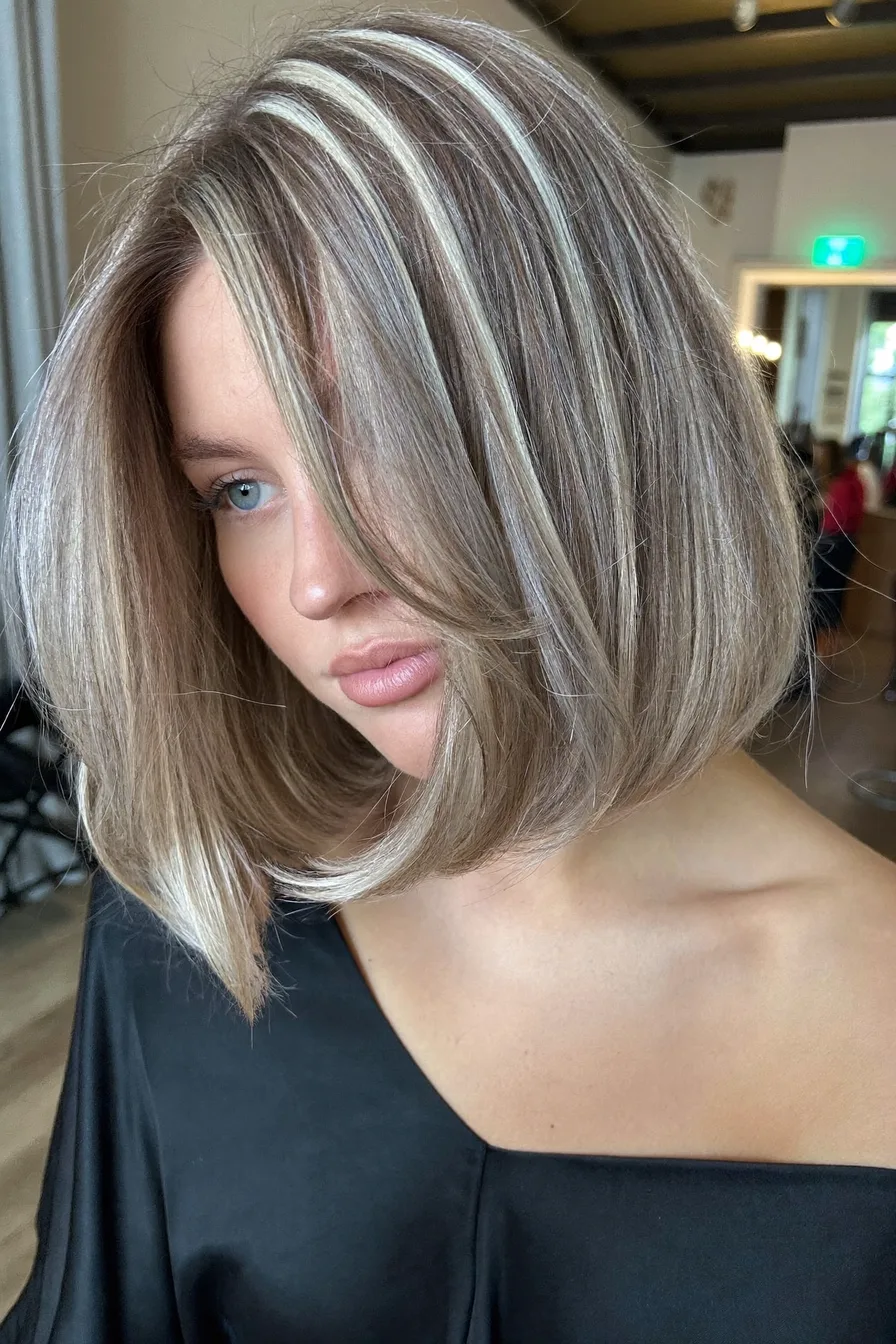 Chic Shoulder-Grazing Straight Bob with Blonde Highlights