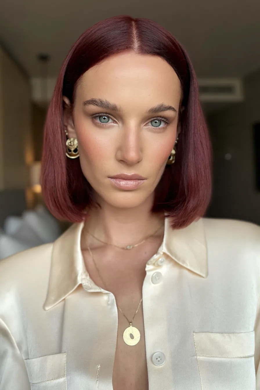 Chic Straight Lob with Sharp Center Part for Modern Flair