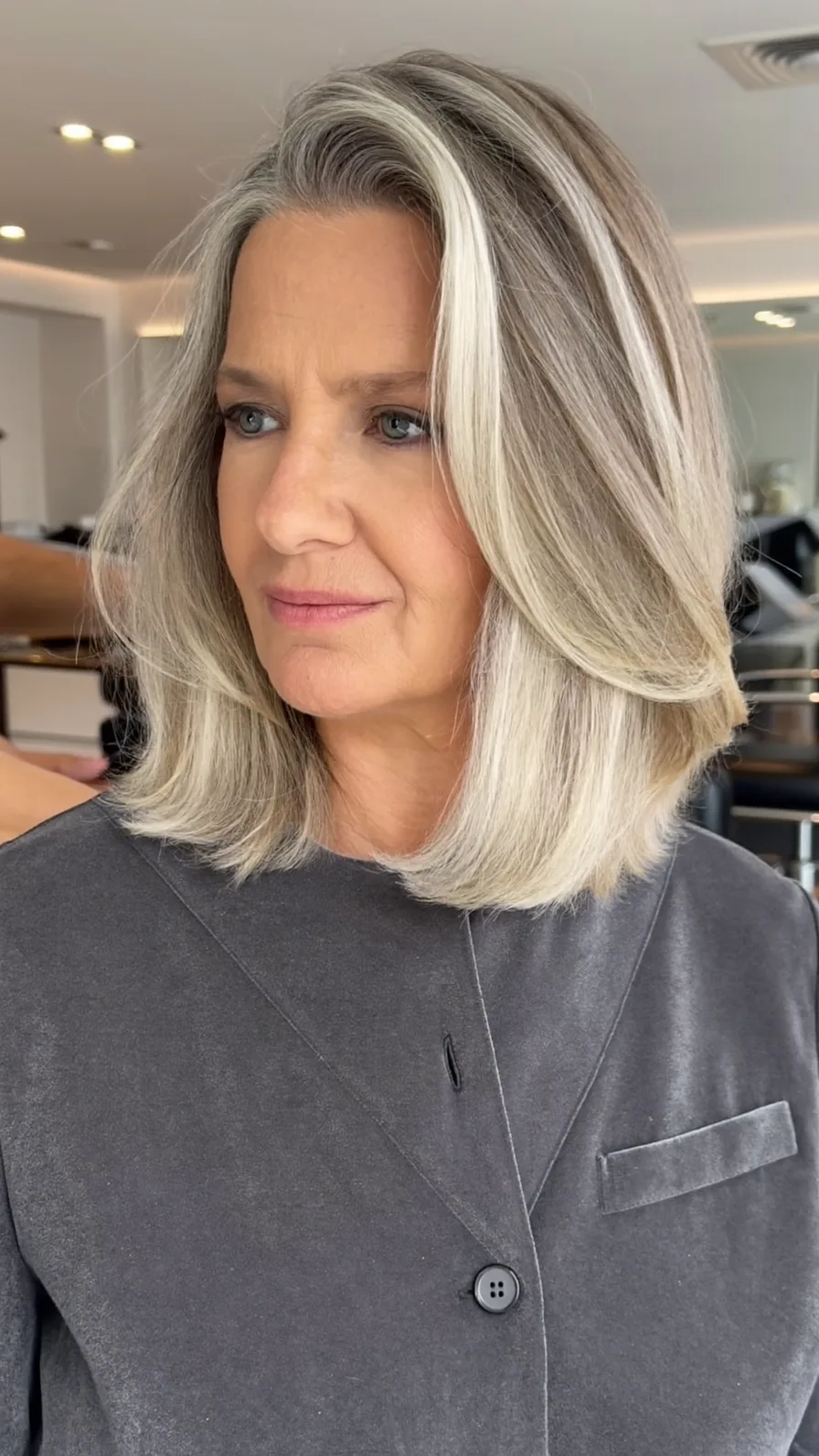 Elegant Shoulder-Length Silvery Blonde Hair with Flowing Layers