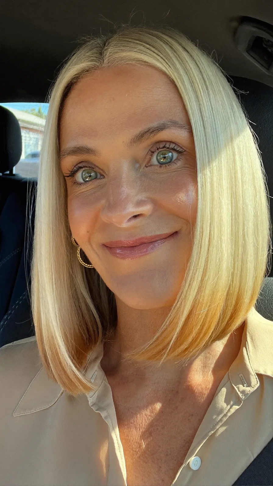 Sleek Chin-Length Blunt Bob with Center Parting Style