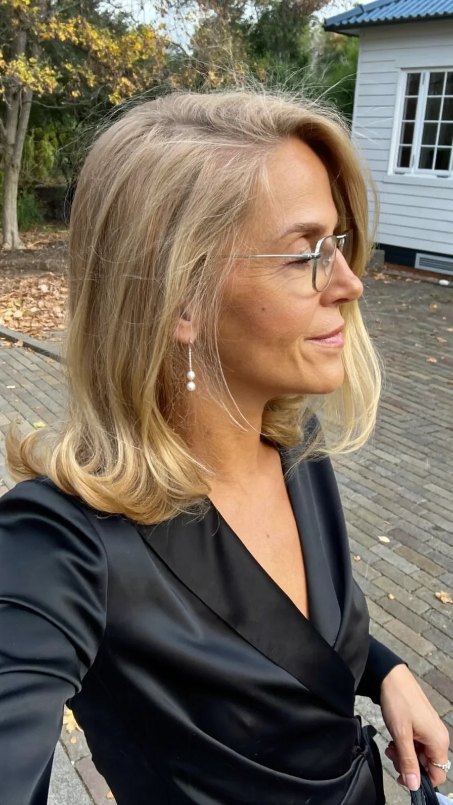 Chic Shoulder-Length Honey Blonde Layered Hairstyle with Flicked Ends