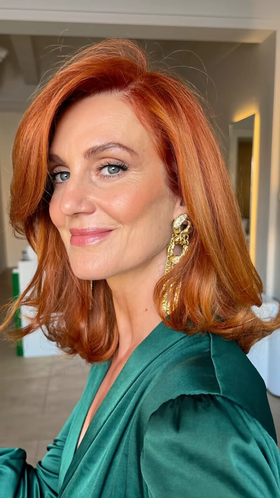 Elegant Shoulder-Length Copper Red Hair with Long Layers