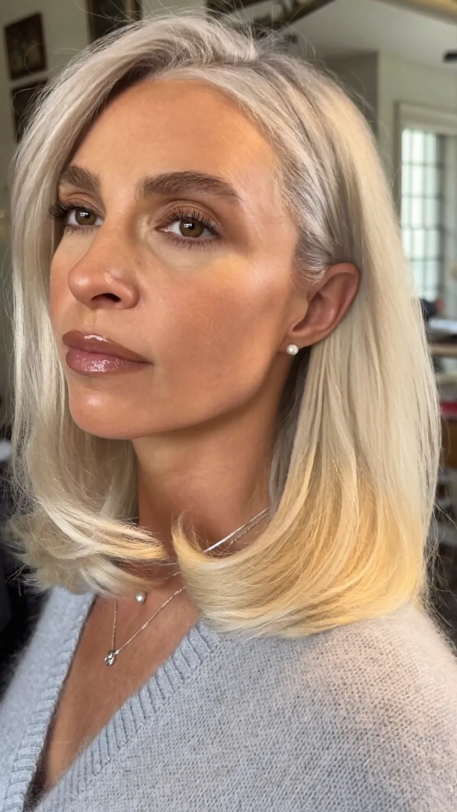 Elegant Shoulder-Length Blunt Bob with Flicked Ends