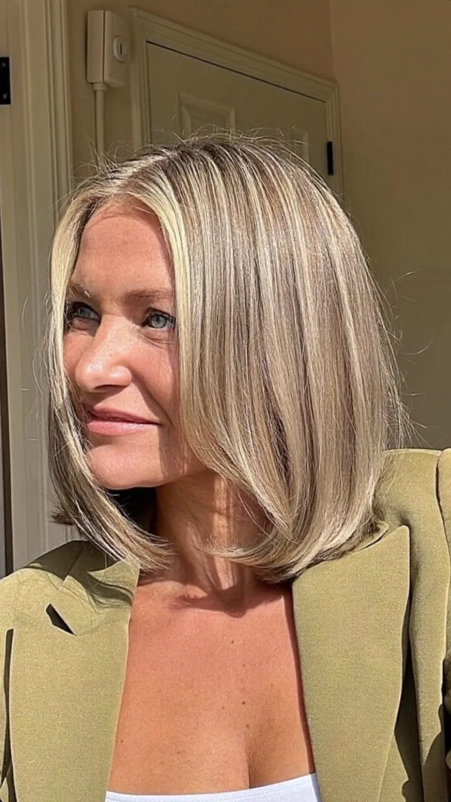 Chic Chin-Length Classic Blonde Bob with Rounded Ends