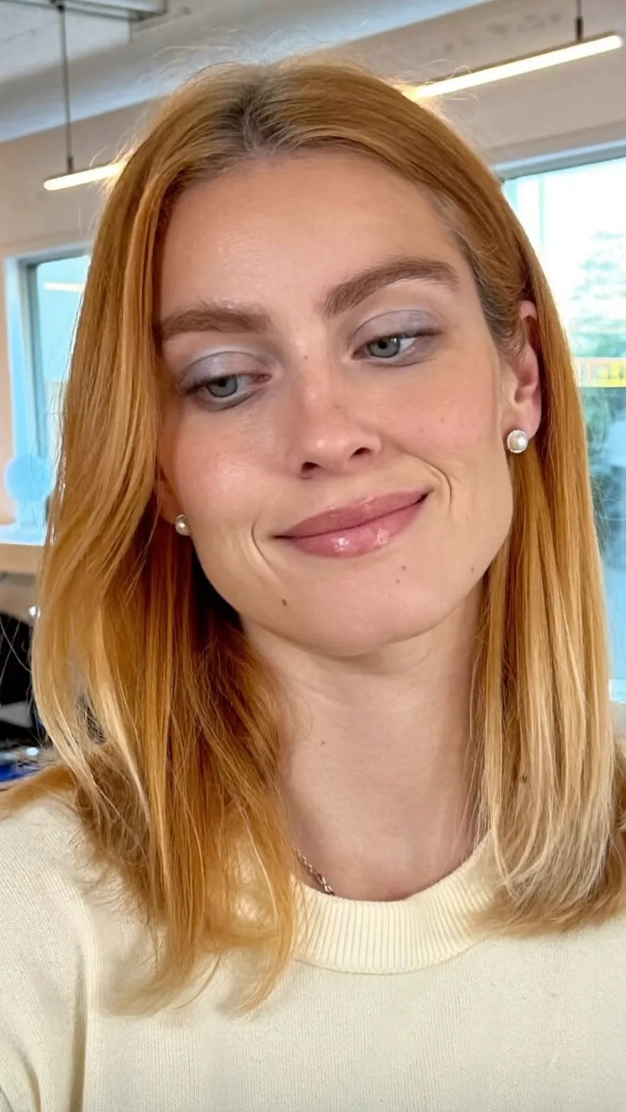 Elegant Medium-Length Warm Strawberry Blonde Layered Hairstyle
