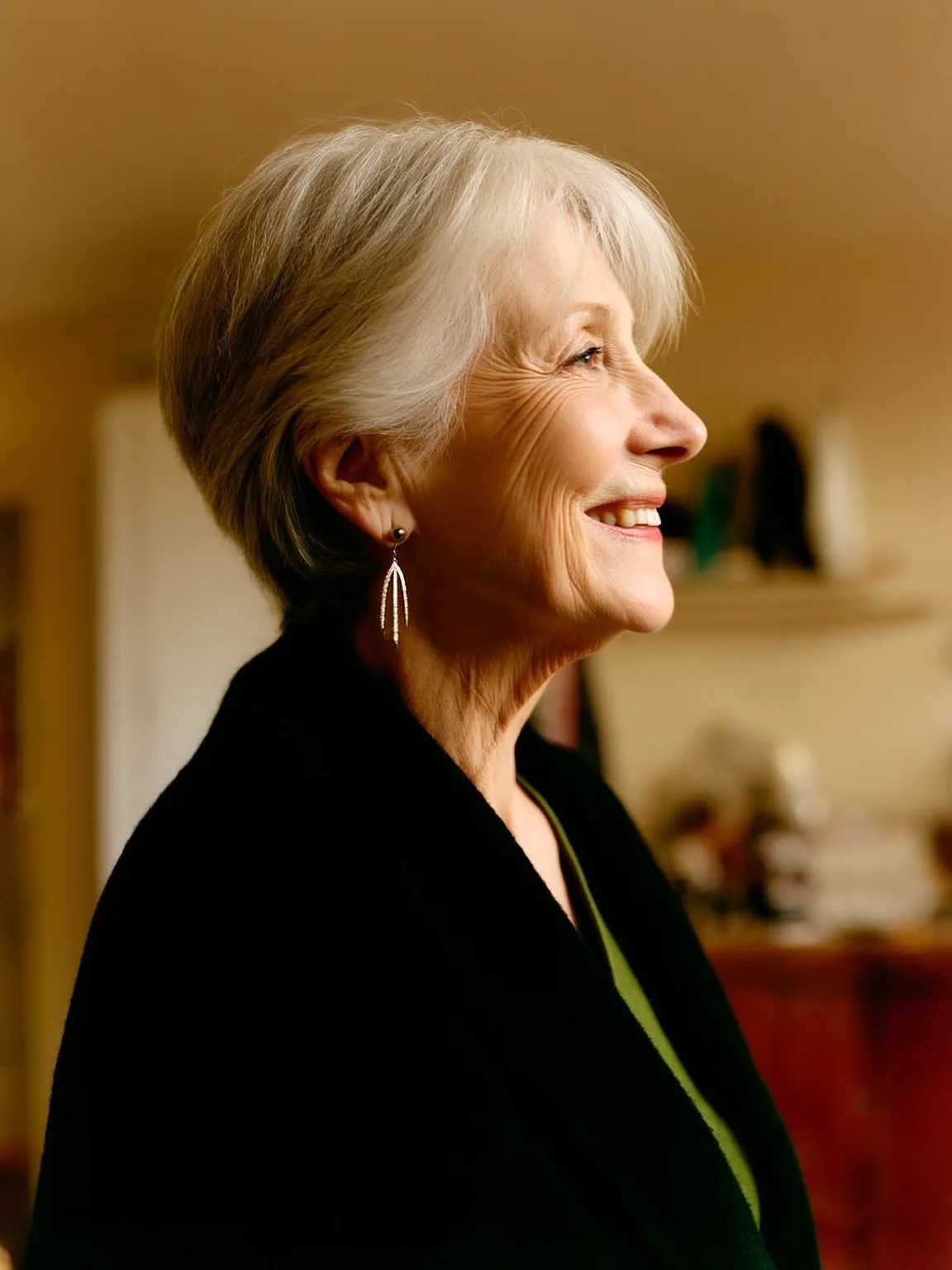 Medium Volume Straight Silver Frost Pixie for Oval Faces