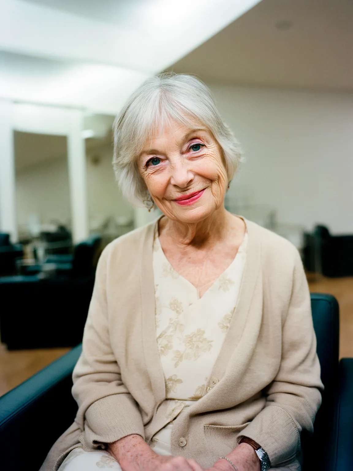 Silver Frost Pixie with Side-Swept Bangs and Sleek Finish