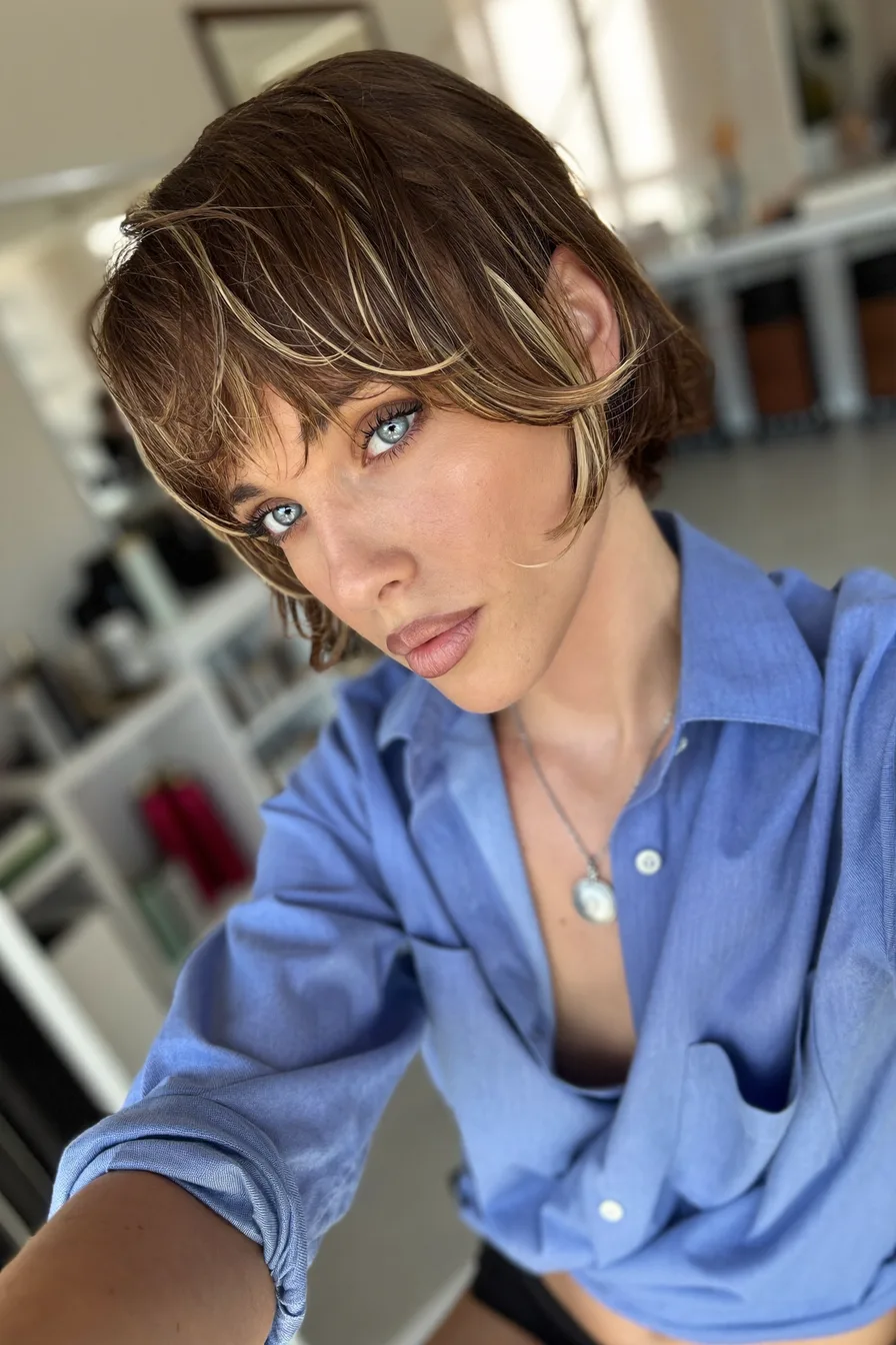 Textured Fall Bob with Face-Framing Highlights for Seasonal Chic