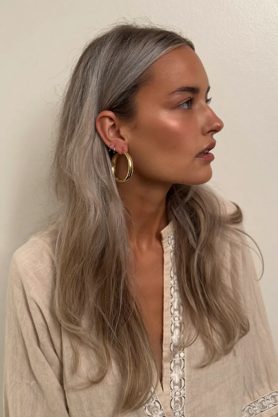 Softly Layered Shoulder-Length Ash Blonde Hairstyle with Natural Finish