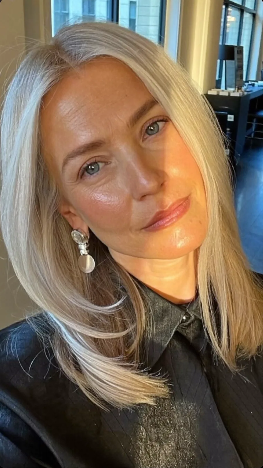 Elegant Platinum Blonde Medium Length Long-Layered Hairstyle